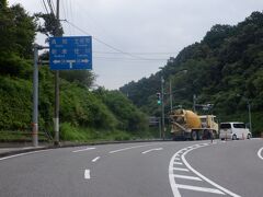 　まだ高知市内ですがしっかり郊外風の険しい坂を登ります。夜明けに高知市内を出て何も食べていないのでお腹が空いてきました。