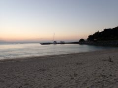 ロビーからプールのあるエリアを通りビーチへ。
サンセットの余韻残るビーチ。
白い砂が美しいビーチです。

暖かかったこの日。
波打ち際で遊ぶ姿もありました。