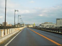 唐津の「松浦川」に架かる長い橋「松浦橋」を渡って、
「虹の松原」方面に向かいました。