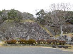 「名護屋城跡」に来ました。
豊臣秀吉が朝鮮出兵の際に出兵拠点として築いた城ですが、
現在は当時の面影が残るのみとなっています。