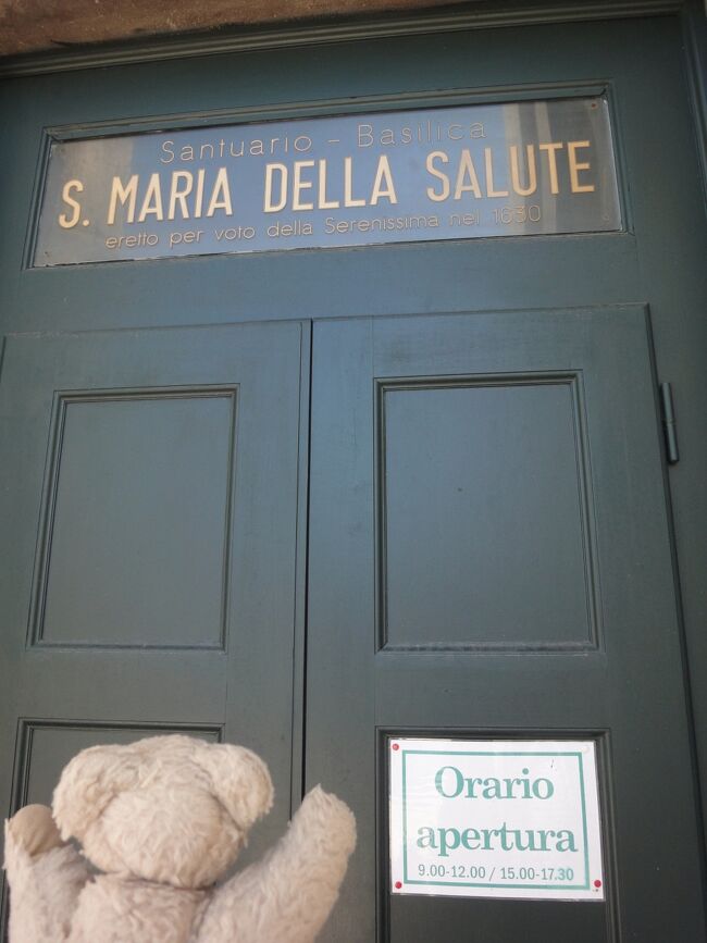 サンタ=マリア=デッラ=サルーテ教会の見学を終了<br />