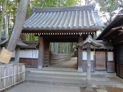 日蓮上人所縁の妙福寺山門．　

御松庵は日蓮上人の道中を守った七面天女を安置し，袈裟懸松を守るお堂として始まったが，昭和2年に妙福寺と合併した．
