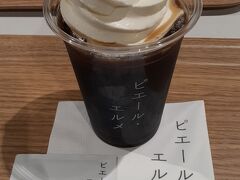 歩きまくって疲れたので東京駅グランスタのピエール・エルメで休憩
あえてカタカナ表記にしてるらしい。
アイスもコーヒーも美味しかった。