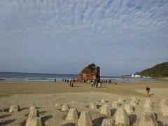 稲佐の浜。
皆さん来てますね。駐車場が満車で少し離れたところに止めて来ました。