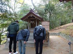 先ずは祓社で汚れ落とし。皆さん知っているのか「勢溜」の鳥居まで行列ができていました。あとちょっとでお参りできるって時に前の男性たちに声を掛けてきた方が「何でならんでるんですか？」と、首をかしげる若者たち。おばさんのお節介でつい口出ししてしまいました。「ここで汚れを払ってから拝殿にお参りするんですよ」すると後ろの男性たち「知らなかったー」皆さん知らずに並び律義に参拝なさるんですね。私は知らなかったらスルーしてましたよ。