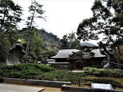 ムスビの御神像は参道から右手に少し入ったところに有ります。まだ修行中の大国主命だそうですが。