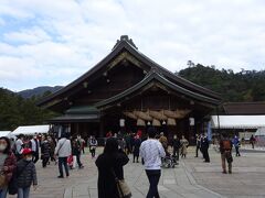 拝殿が見えて来ました。これはよくニュースになるしめ縄じゃありません。