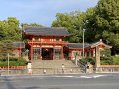八坂神社ですが、緊急事態宣言により閉鎖されており、中に入ることができません。普段ならば、石段の上で記念撮影している人が多いだろうに。なので、手前の人は門の前で何かをやっておりました。

