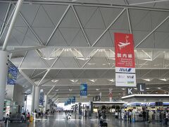 名鉄中部国際空港駅のホームから、段差のない通路を歩いて国内線のチェックインカウンターに到着しました。