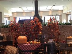 今夜の宿は「あてま高原リゾートベルナティオ」

ナビの案内のルートが細い山道で、不安になり広い道から行きました。
到着する頃にはすっかり暗くなってしまいました。

とても広い施設で、部屋まで自分で荷物を運ぶ時に迷子になりそうでした。
カートを借りて移動しました。

Go Toキャンペーンで予約したので、かなりお得でした。

部屋は和洋室で、ツインベッドが2つと和室。
4人でも広々。
バス付きでしたが、温泉を利用しました。
