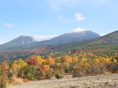 ちょうど紅葉の時期で本当に美しい。

十勝岳連峰、雄大です。