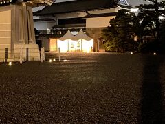 生憎の雨だが目的は〝京都二条城イルミナージュ〟である。こちらがチケットブースになる。