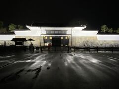 間もなく夜間営業を終える元離宮二条城。