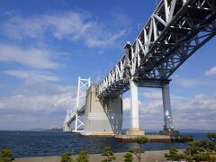 倉敷から1時間ほどで、31軒目の道の駅「瀬戸大橋記念公園」に着きました。公園からは、「瀬戸大橋」が間近にきれいに見えました。今、渡ってきたばかりの橋でしたので感慨深かったですし、雄大な瀬戸大橋の姿は圧巻でした。