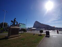 モロッコ行きの船も多く出ているアルヘシラスの街から、まずはジブラルタルと国境を接しているラ・リネアまでバスで40分ほどです。ザ・ロックと呼ばれる岩山があるのがジブラルタルです。