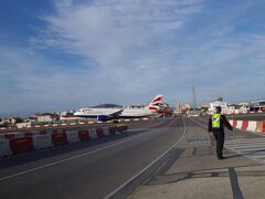 ジブラルタルは狭いながらもちゃんとした空港があります。滑走路のスペースは無いので、警察官が交通整理をしたあと、歩道を横切って飛び立ちます。