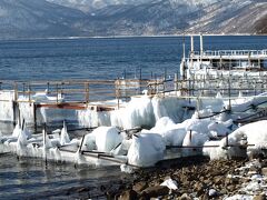 支笏湖／波のしぶきが桟橋に凍り付いて芸術的！！
