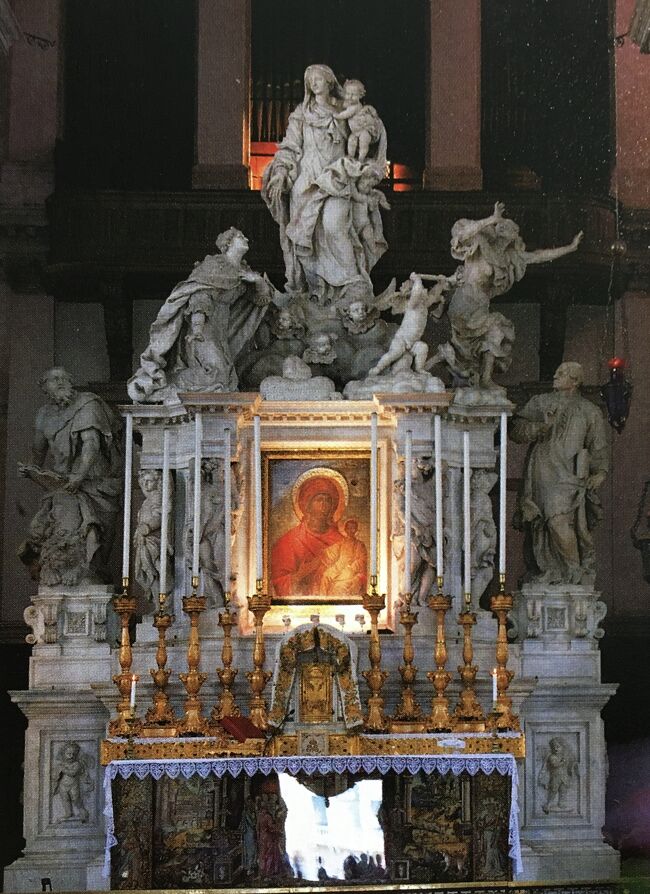 主祭壇<br /><br />中央のイコン "健康の聖母" は24年間続いたカンディア戦争の終結を記念してクレタ島からもたらされたのだそうな･･･