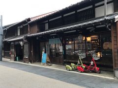 長良川デパート湊川と
左は岐阜団扇の住井冨次郎商店です。

