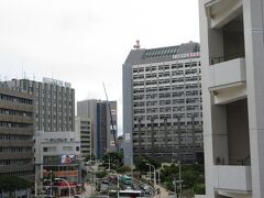 　ゆいレールですぐ隣の県庁駅へ。県庁ビルが見える。ビルが立ち並び大都会のように見える。