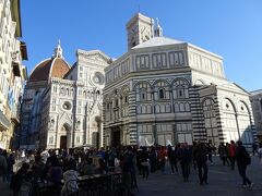 ドゥオモ広場
Piazza del Duomo

観光の中心。まずは、フィレンツェのパスを買い、いろいろと予約を入れることから始める。