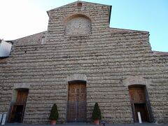 サン・ロレンツォ聖堂
Basilica di San Lorenzo

仕方なく併設している聖堂へ。イタリア人建築家フィリッポ・ブルネレスキが、トスカーナ大公家で聖堂のパトロンでもあったメディチ家の依頼で15世紀に改築した教会である。美術館と墓所がある。先に入ろうとしたメディチ家礼拝堂は、このサン・ロレンツォ聖堂の拡張建造物として、16世紀から17世紀にかけて建設された。聖堂内部の新聖具室 (Sagrestia Nuova) は、ミケランジェロの設計による建物である。