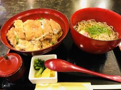 ランチがまだだったので帰りに阪急三番街へ。

丼物がたべたくなって、家族亭でかつ丼セット＠１０７８をいただきました（^人^）