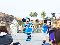 二日目はシーへ。
朝の御挨拶的なショータイム

ランドよりも若干すいていたように思います。
