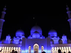 まさにアラビアンナイトです！
夜空に白く浮かび上がるモスクが美しすぎる…
感動…TT

ちょうど真ん中に三日月も出ていてさらに良かったです…

