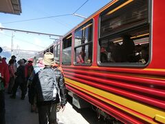 トンネルを抜けたところにあるのがアイガーグレッシャー駅。
アイガーウォークの始まりの駅なのでハイキングをする方はここで下車しましょう。
我々はこの駅ではハイキングガイドと合流しました。
本日のガイドは２名の日本人女性です。我々のツアーは人数が多いので2グループに分けてハイキングを行いました。
私達のガイドさんは26歳の小柄なお嬢さん。見た目には22歳か23歳にしか見えない若々しく朗らかな女性でした。
何でもスイスに憧れて来たそうですが、スイスがドイツ語圏だという事を知らずに来たため当初は英語しか話せずドイツ語で大変苦労したそうです。
現在は日常会話程度であれば人並みに話せるまでになったそうです。