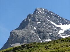 見えているのはアイガー（3970ｍ）の西壁、そして西壁の左側に少しだけ見えている壁が有名な北壁です。アップにすると弩迫力。
