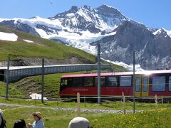 ユングラウの方向に目を移すと赤いユングフラウ鉄道の登山列車が走ってきました。
奥に見えるのは雪除けのトンネルです。