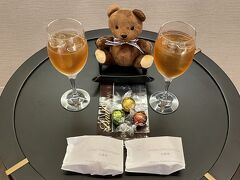 アイスティーを作りました。

おうちにあった【Lindt（リンツ）】のチョコと、
よく食べている【パティスリー・サダハル・アオキ・パリ】の
焼き菓子のフォンダン。