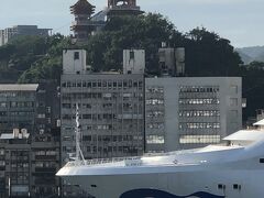 港の東側には基隆中正公園。基隆の代表的なお祭りである中元節はこの楼閣で行われるとか。
港の対岸には同じプリンセスクルーズのサンプリンセス号が入港していた。
