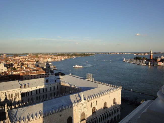 ヴェネツィア本島の東端、ビエンナーレ国際展示館の方向