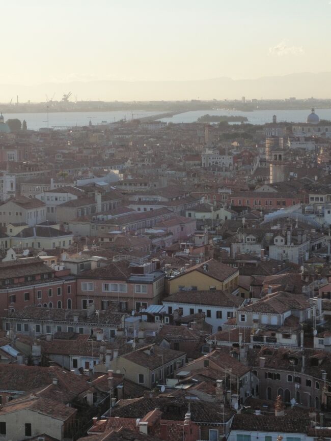 遥か彼方に見えているのが、本土と島を繋ぐ "リベルタ橋"