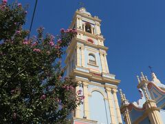 サルタ市内でもう１か所行きたかった、カンデラリア・デ・ラ・ビーニャの聖母教会へ。お菓子のような配色です。