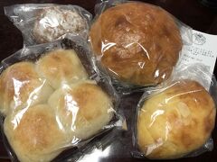 帰りに明日の朝ごパンも買って
帰りました。

19:30頃のフライデー・ナイト
ですが、福島駅界隈も閉店準備を
されているお店も多かったです。
来週の期限で解除されると
良いのだけれど… 
現状難しそうですね。。