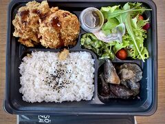 【コロナ禍のブラジルでサラメシ（デリバリー弁当）】

ところ変わって、

『＝SOZA／惣菜＝』のコロッケ・ナス田楽定食。

やっぱ、現時点でおじさん的には、ここの弁当の味とバランスがサンパウロ一だと思うわ....

このお店、もともと惣菜のみのお店で、最初はやっていけるのか、周りで心配していたが、コロナになって売上一気に上げてんじゃないのぉ～みたいな...

頑張ってください、我々、単身赴任者の為にも...