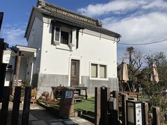 駐車場の前に蔵を利用した癒しの隠れ家カフェ「灯環」。流山駅徒歩5分。明治時代からある土蔵を改築した蔵カフェです。

残念ながらクローズ。この辺からもしや流山市の自然派カフェは殆どクローズじゃない？って気分になりました。