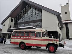 八幡平マウンテンホテルとボンネットバスです。