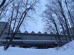 駅前は雪がつもっていて近くのレンタカーのお店までいくのも一苦労。
スタッドレスの4WDですが、慎重にそろそろと走って、ホテルに無事つきました。
ここはちょっとした峠の上なので、坂とカーブは道は広いけどちょっと怖い。
連れは「よく怖くないねー」と言ってますが、「怖いよ」