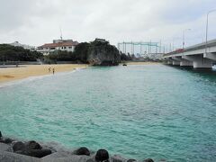 波上宮から下ると波の上ビーチが広がります。
那覇で唯一海水浴のできるビーチです。
