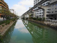 久茂地川に架かる御成橋を渡って、国際通りに入ります。