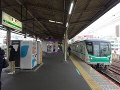金町駅から、常磐線の各駅停車に乗る。
やってきたのは千代田線の電車。