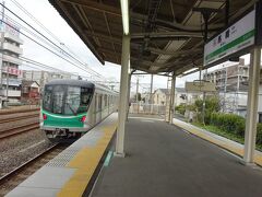 電車は金町駅を出るとすぐに江戸川を渡って千葉県に入る。
３つめの馬橋駅で下車。