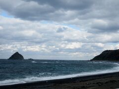 夕日のスポットらしい。
沖に浮かぶ島は無縁島。