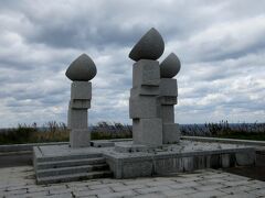 北追岬公園は西海岸、神威脇の港を見下ろす丘の上にあります。