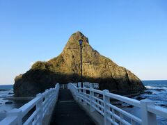 神威岬に向かう途中に弁天島があります。