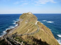 神威岬遊歩道を通り、神威岬灯台、神威岩が見えるところまで行けます。